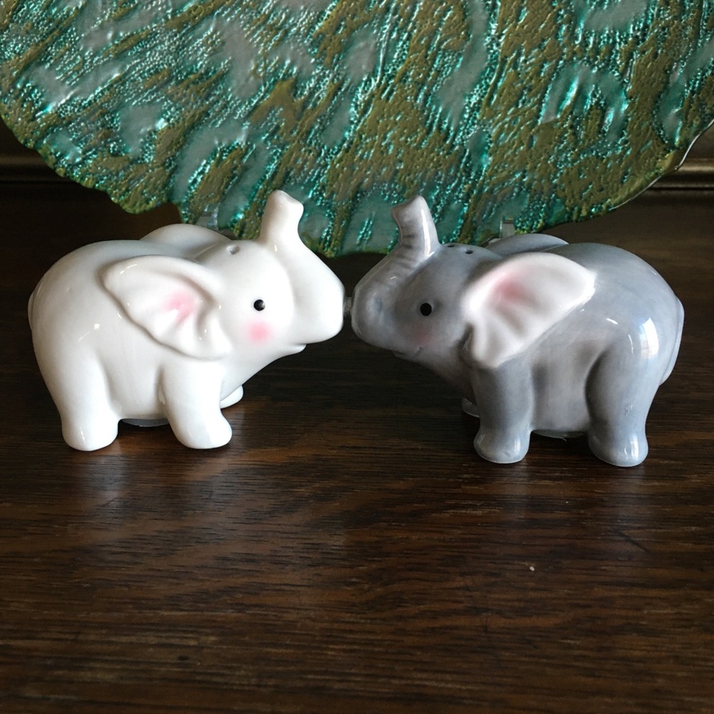 Magnetic Salt and Pepper Kissing Elephant Shakers NEW and wildly adorable!